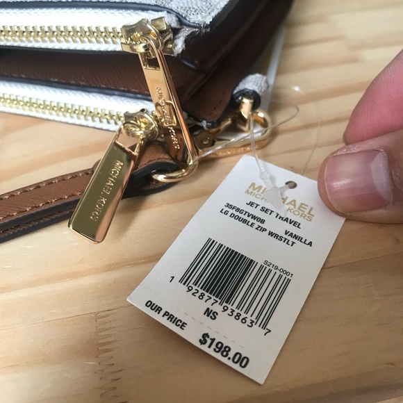 Michael Kors wallet🎈🎈 - Picture 3 of 9